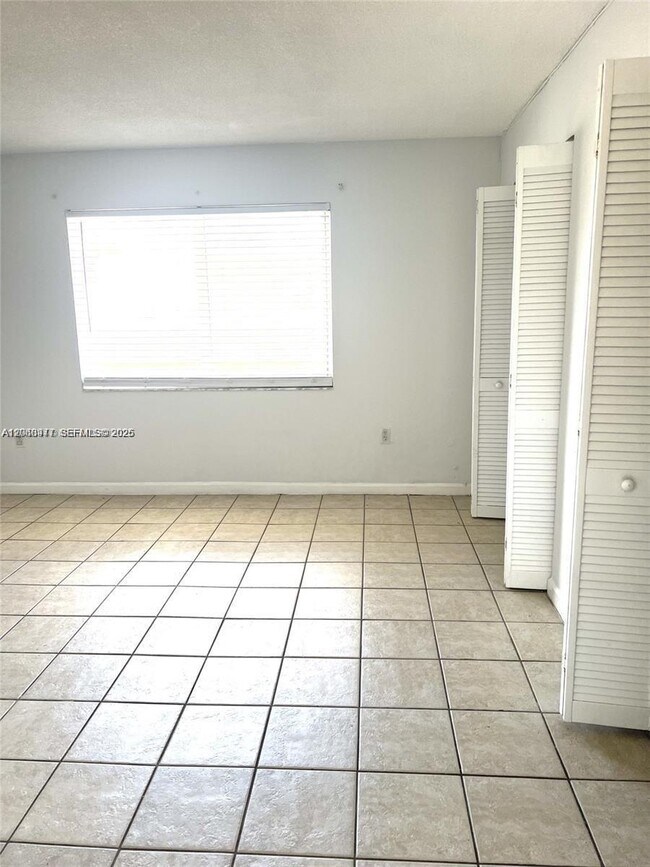 Foto del edificio - 505 NW 177th St