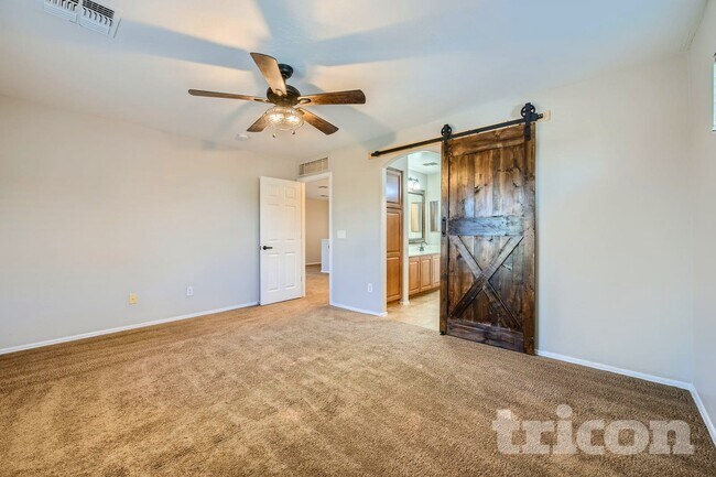 Foto del edificio - 1351 E Stirrup Ln