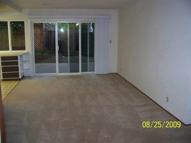 Building Photo - Beautiful Home Awaits Tenants
