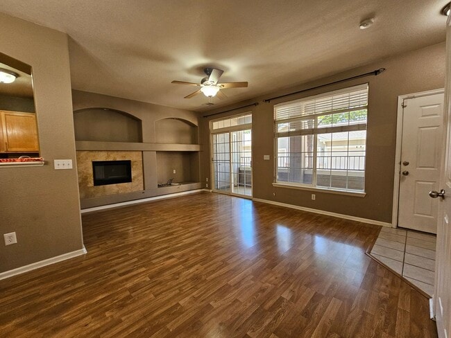 Building Photo - Beautiful Townhome - Great Location - Gara...