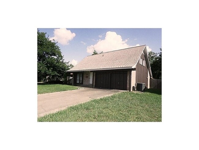 Building Photo - 1514 Regina Ct S