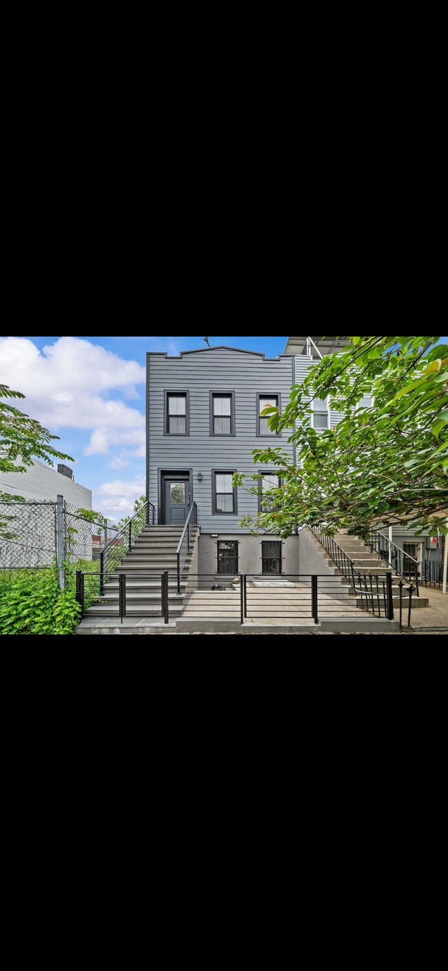 Building Photo - 2105A Pacific St