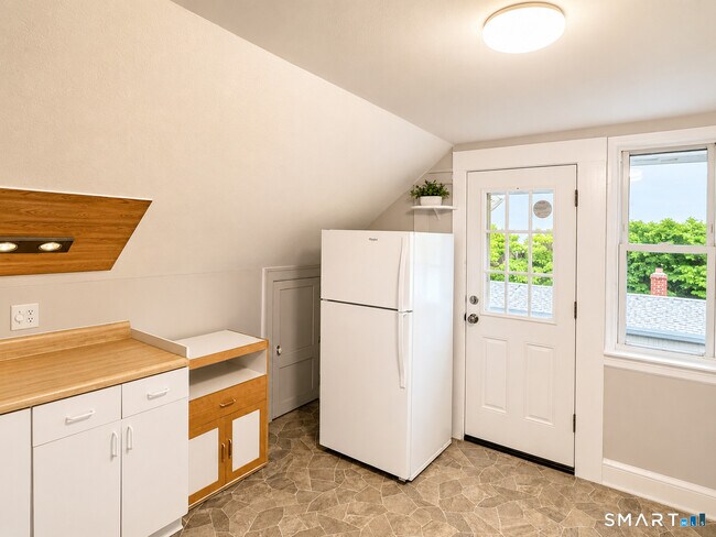 Building Photo - 386 Brightwood Ave
