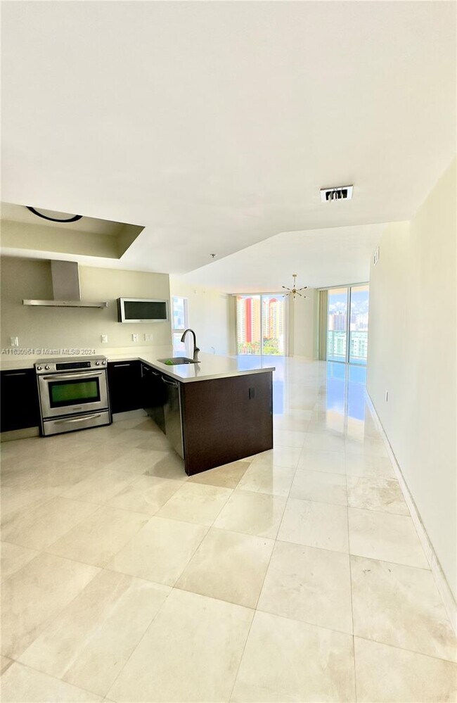 Foto del edificio - 150 Sunny Isles Blvd