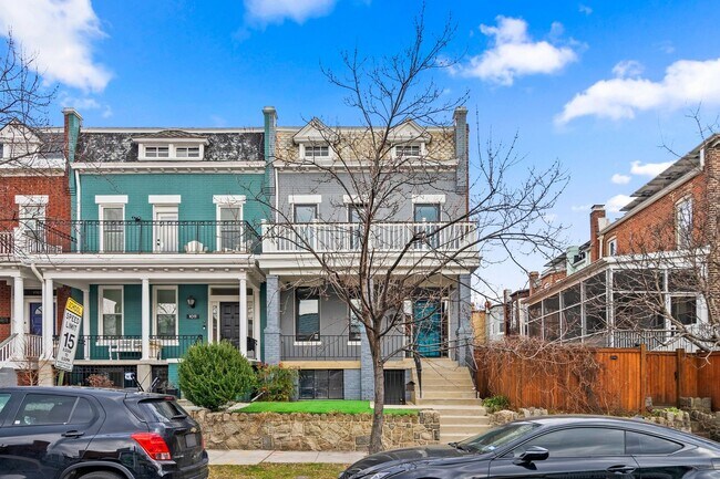 Building Photo - STUNNING and SPACIOUS 3 bedroom, 2.5 bathr...