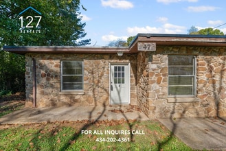 Building Photo - Newly Renovated 2 Bed / 1 Bath Apartment –...