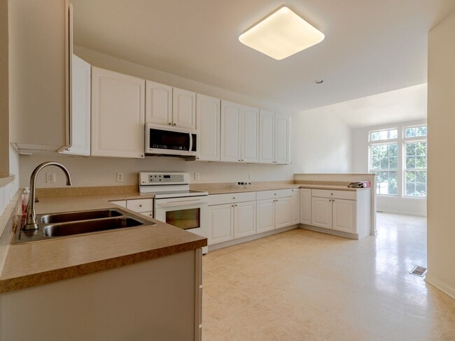 Foto del edificio - Unfurnished 3-Bedroom, 2.5-Bathroom Long-T...