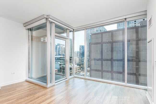 Foto del edificio - 300 W Grand Ave