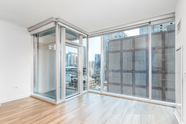 Foto del edificio - 300 W Grand Ave