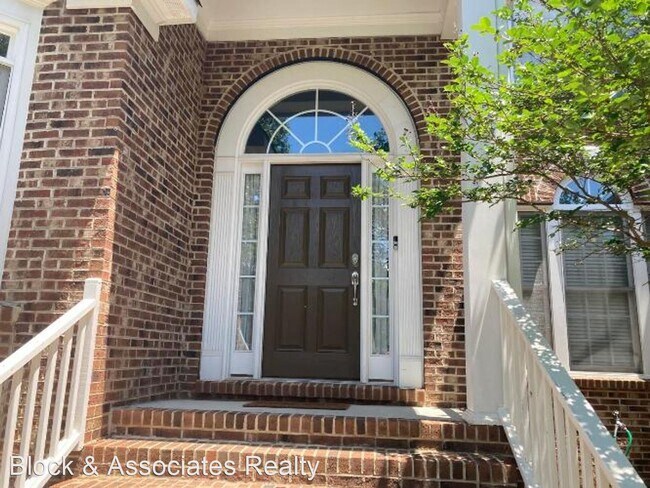 Foto del edificio - 4 br, 3 bath House - 608 Oxboro Circle