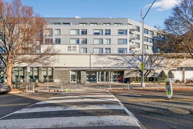 Building Photo - One Bed One Bath Condo in Tenleytown