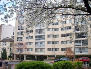 Building Photo - 922 24th St NW