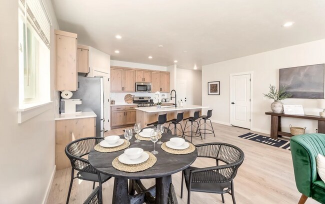 Foto del edificio - Fully Furnished 3 Bed/2.5 Bath in American...