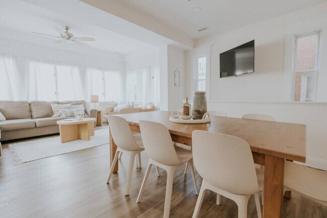 Building Photo - 3 S Surrey Ave