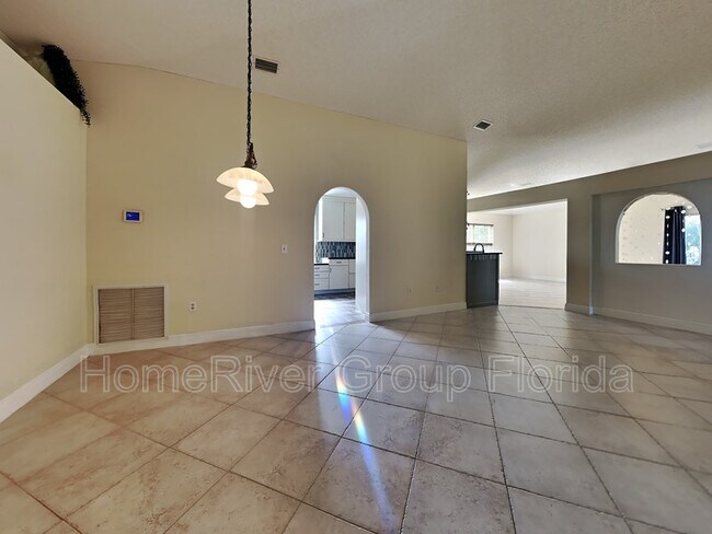 Building Photo - 501 SW Deer Run