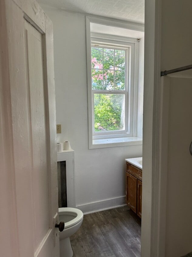 Building Photo - "Charming Studio Unit in Duluth's Heart – Ideal Urban Oasis!"