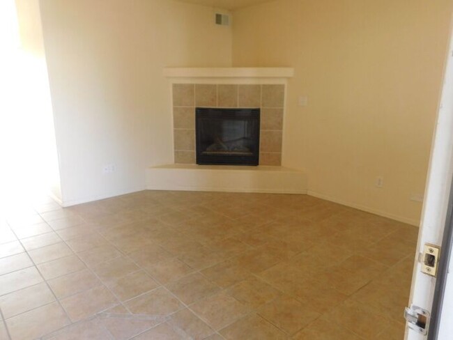 Foto del edificio - Comfortable 4-Bedroom Home with Great Outd...