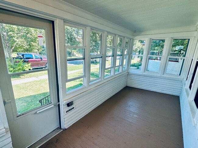Building Photo - Newly Remodeled, Large 2 Bedroom Single Fa...
