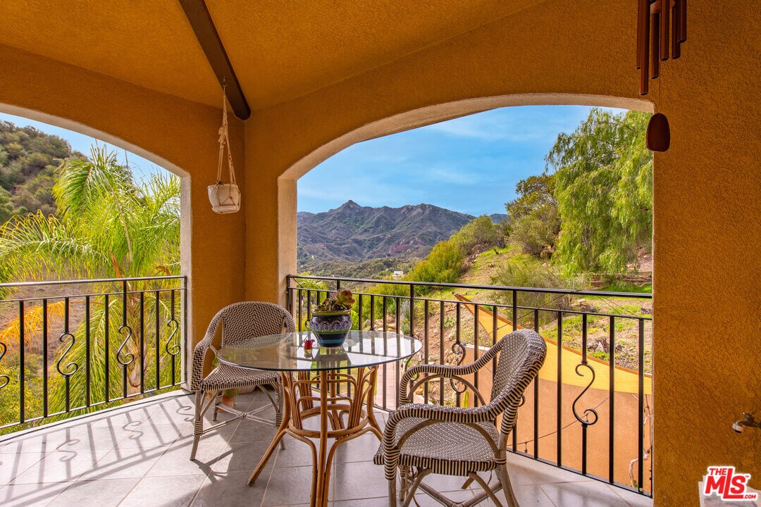 Foto principal - 2529 Topanga Skyline Dr