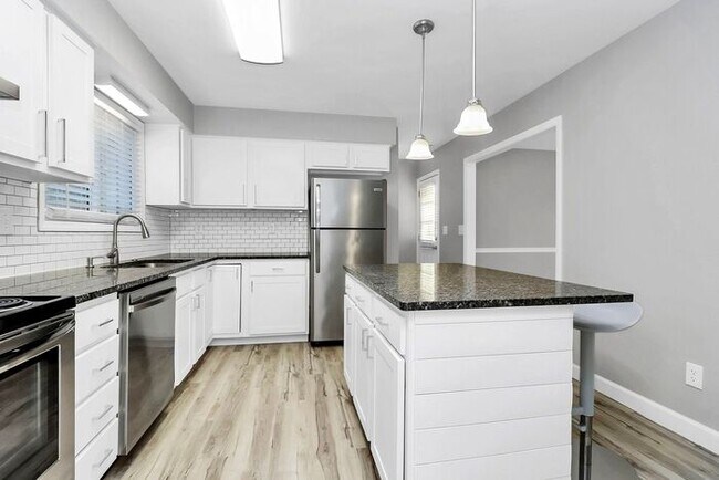 Foto del edificio - Charmingly Updated 3BD/2BA Ranch Home in Birnam Woods!