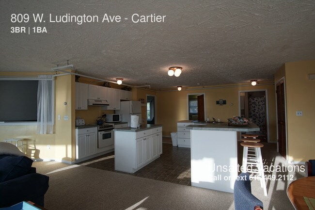 Building Photo - 3 BR condo w/ Lake Michigan Views!