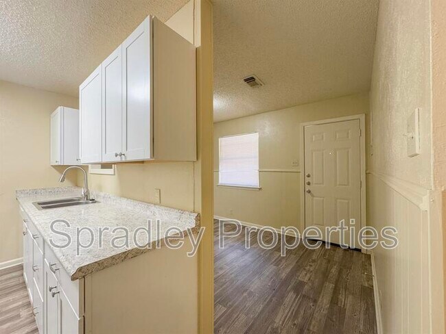 Building Photo - 4404a Briar Cliff Rd