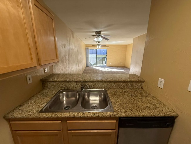 Building Photo - 931 N Euclid Ave