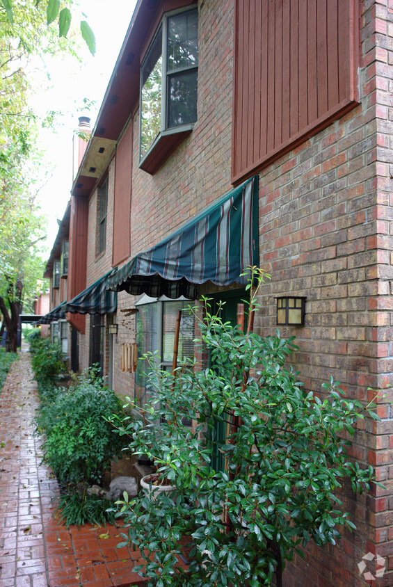 Foto del edificio - 2806 Knight St