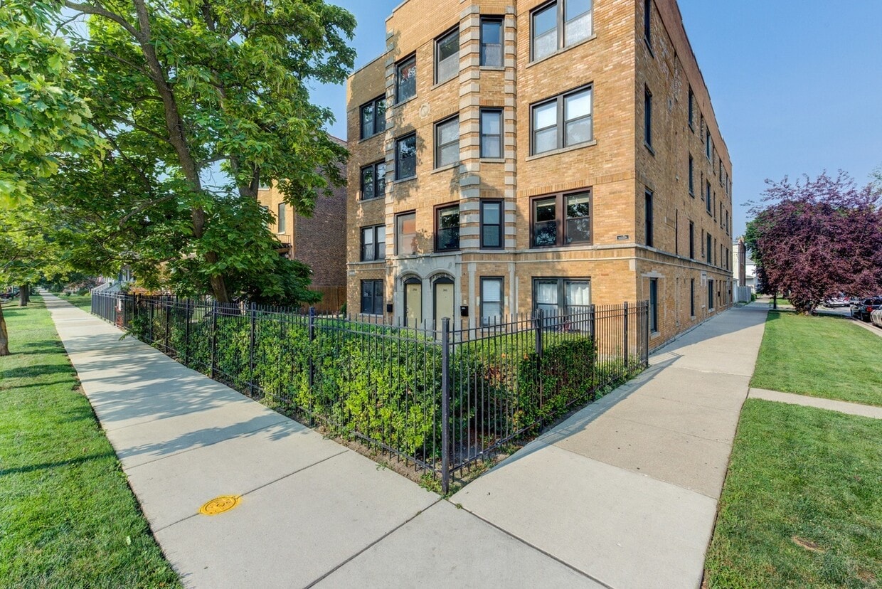3754 N Bernard St Unit 3A, Chicago, IL 60618 Condo for Rent in