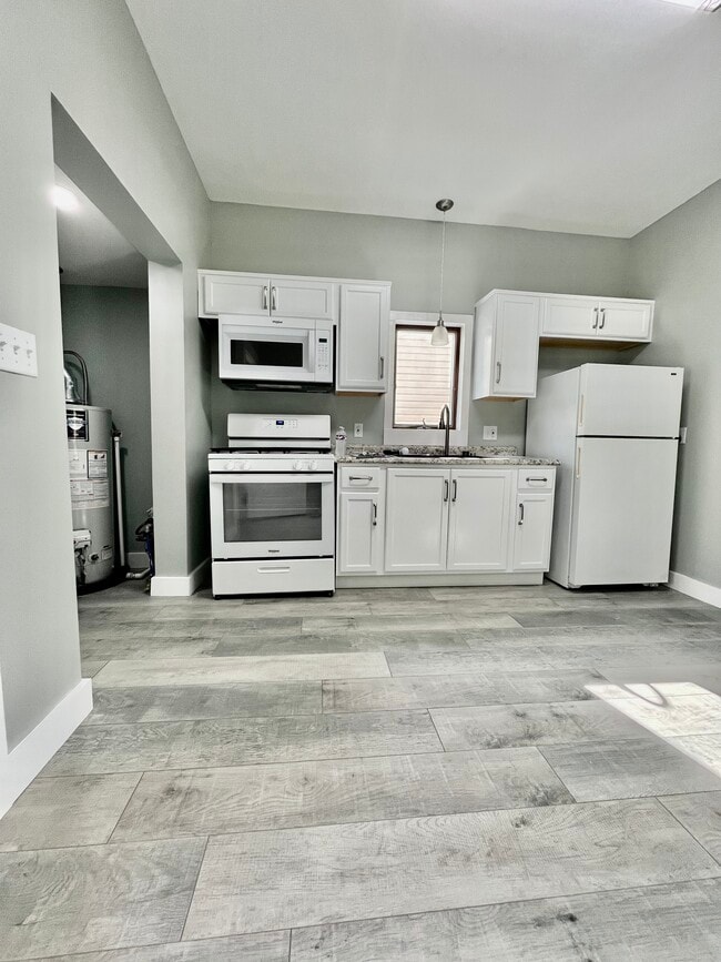 Building Photo - 117 W Hemlock St