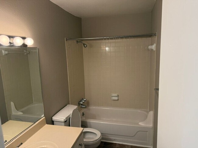 Foto del edificio - One Bedroom One Bath