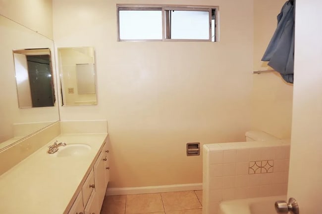 Building Photo - 760 W Huntington Dr