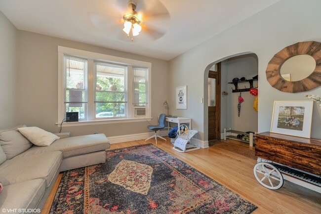 Building Photo - 4258 N Damen Ave