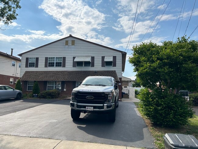 Foto del edificio - 8124 Ryers Ave