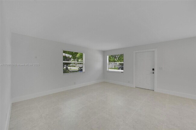 Building Photo - 810 SW 12th Ct