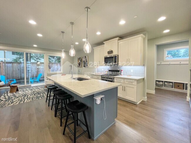 Building Photo - 4 br, 2.5 bath House - 8813 223rd Pl SW -