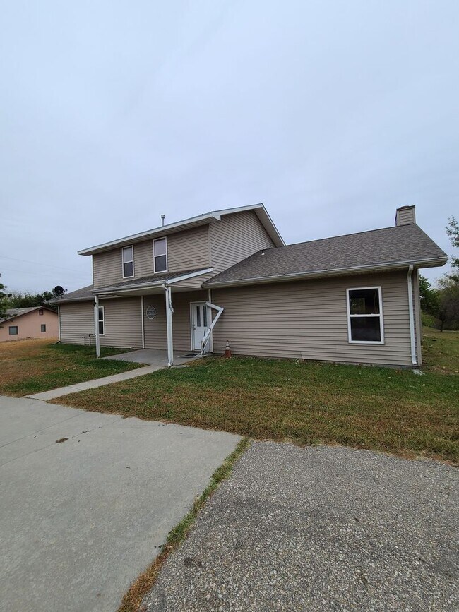 Foto del edificio - 4 BD House on large lot with 4+ car garage...