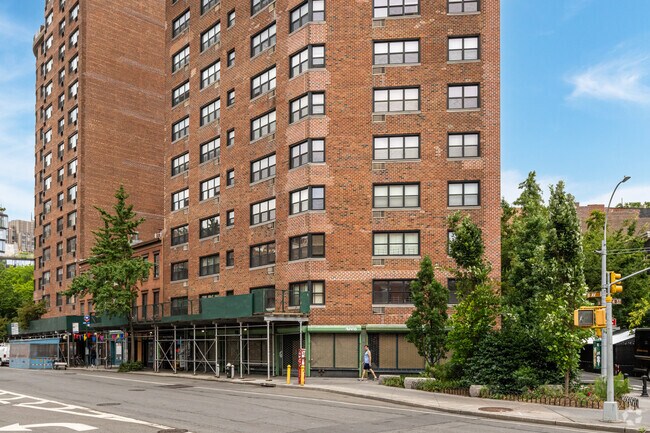 Foto del edificio - 46 Eighth Ave