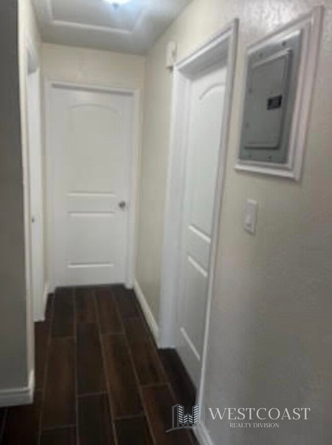 Photo - 1041 W Reeve St Apartment