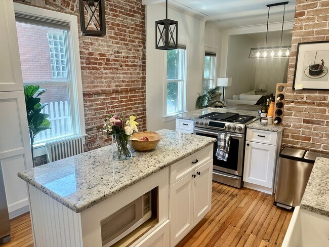 Building Photo - Incredible Washington Park Home