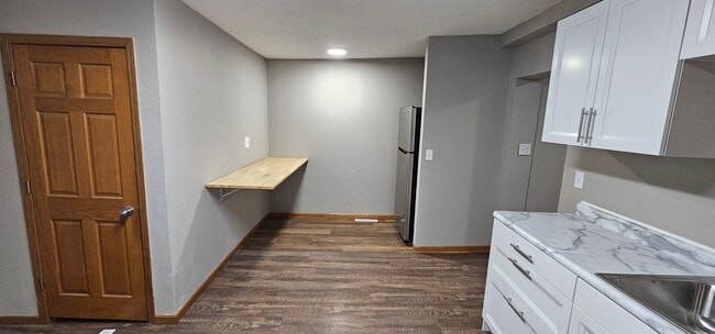 kitchen and breakfast nook - 506 Bay St