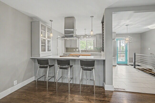 Building Photo - 5565 E Bails Dr