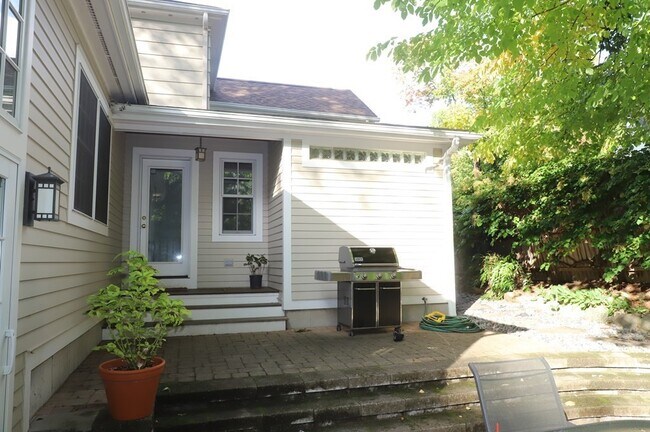 Foto del edificio - 77 Pleasantview Ave