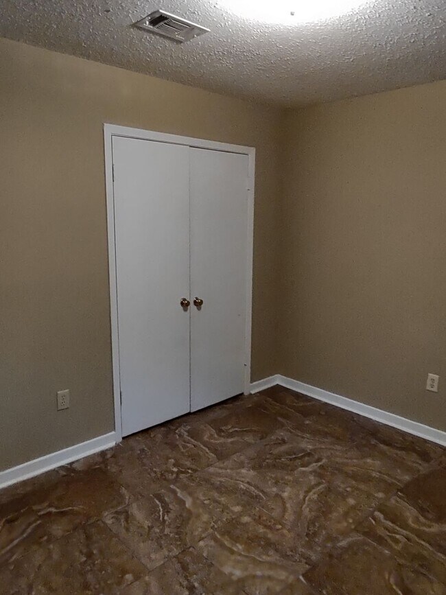 Foto del edificio - 1695 Ravenwood Ln