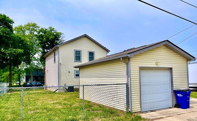 Foto del edificio - Beautiful, Spacious 3 bed/2 bath House near West Village!