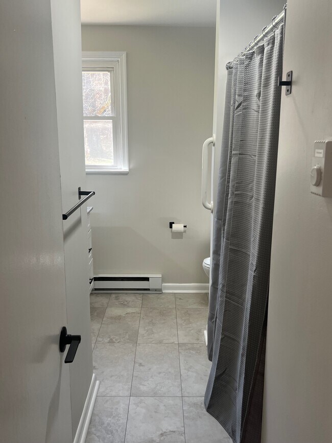 Baño - 13707 Old National Pike