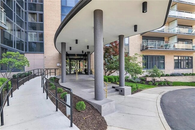 Foto del edificio - 4545 Wornall Rd