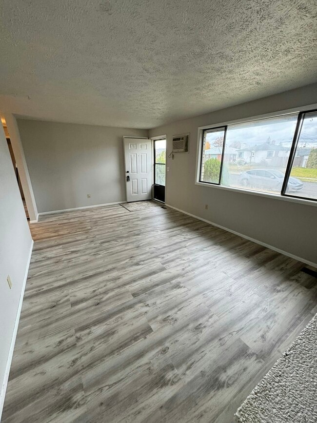 Building Photo - 228 E Crown Ave