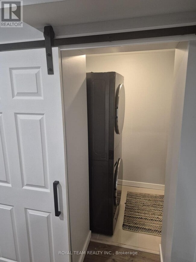 Building Photo - 996 Robinson St