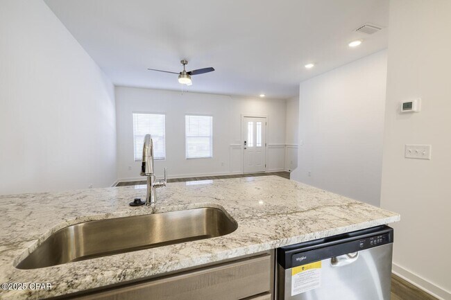 Foto del edificio - 5860 Tyndall Pkwy